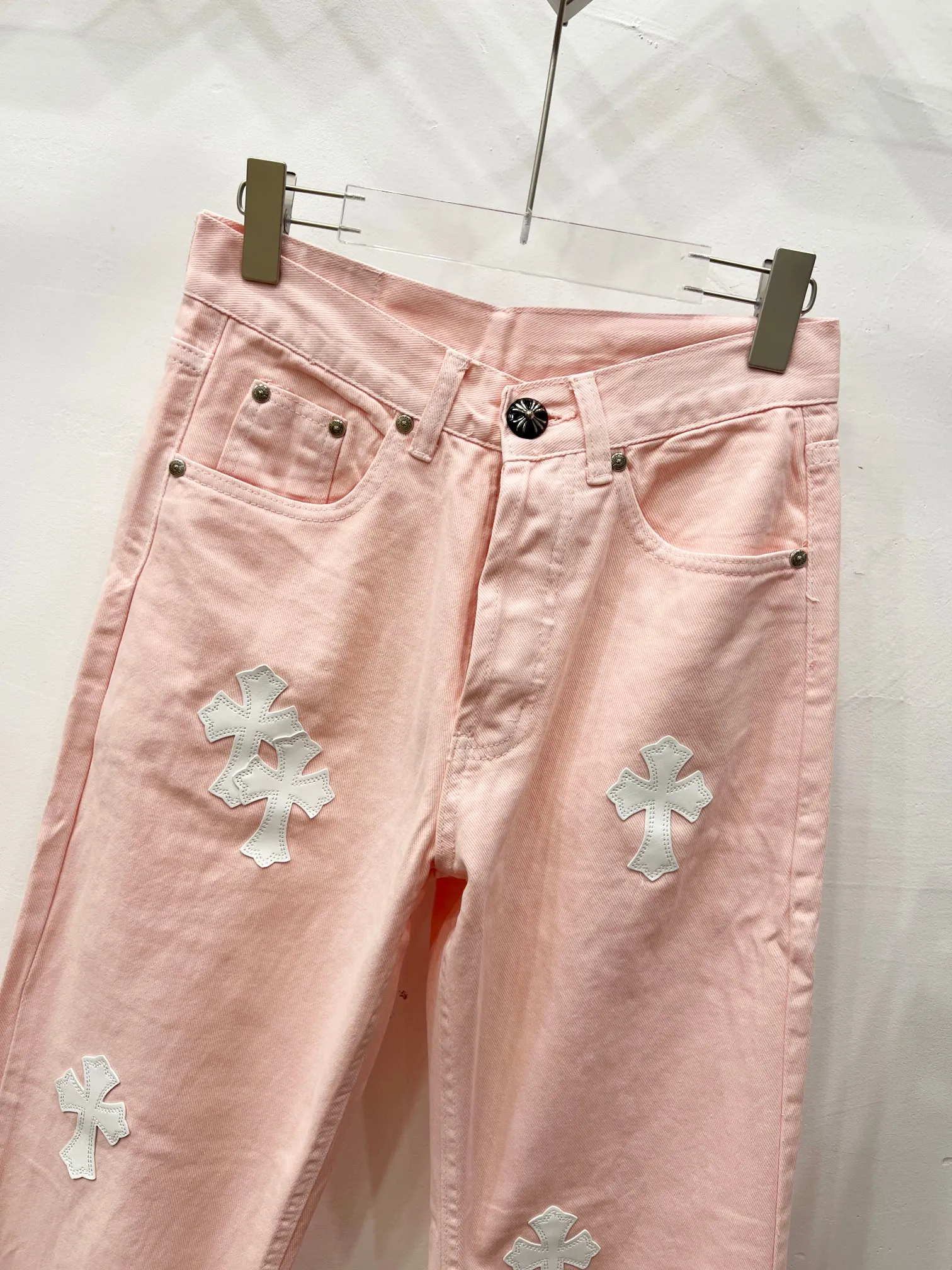 P280 Style number: (r005) Chrome hearts CH co-branded Drak Miami light pink jeans exude uninhibited personality and unique charm. Every wear and tear is carefully designed to present a unique artistic feel. Made of imported denim fabric, which has undergone heavy industrial washing and destruction treatment, the trousers show a super cool effect on the upper body, allowing you to dominate the fashion stage.  This is more than just a pair of jeans, it is an expression of attitude. With its unique design concept and ultimate pursuit of details, Croxin breaks traditional boundaries and defines the jeans trend in the new era. The trousers are made of double-layer woven fabric with customized hardware. Italian-made special cowhide is printed and cut. Custom-made sheepskin three-layer thick-line leather. The whole body is spliced ​​in heavy water washing. Craftsmen hand-splash ink. You can see the details. Three-dimensional cutting version. Loose and comfortable, not flattering. Makes taller and slimmer. Factory Seiko. Original quality control. Same style for men and women. Can be matched with couples. Versatile recommendation. Must-have jeans for all seasons. Color: light pink. Size: 28-30-32-34.